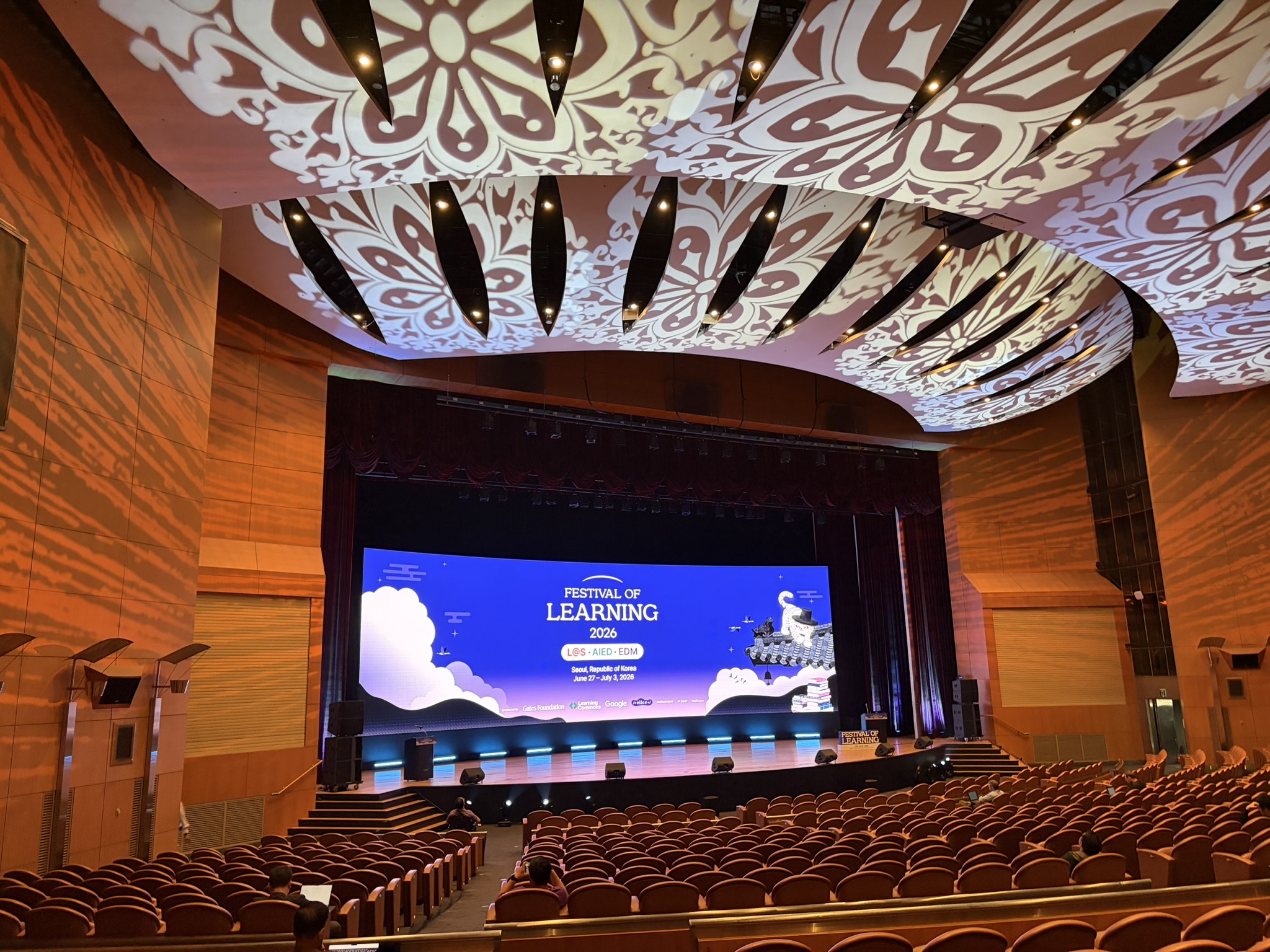 Festival of Learning 2026 主會場：大螢幕顯示 L@S、AIED、EDM 三會聯合舉辦，地點首爾，2026 年 6 月 27 日至 7 月 3 日